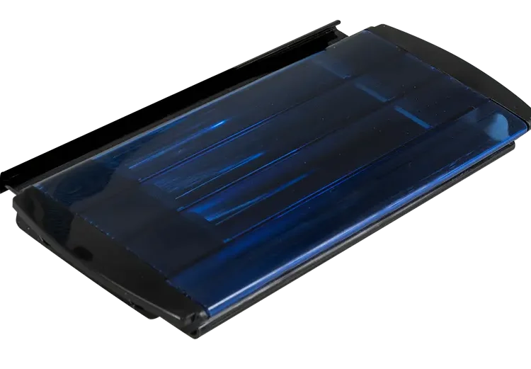 Aquadeck polycarbonaat solar lamel Cobalt met blauw getinte bovenzijde en eindkap