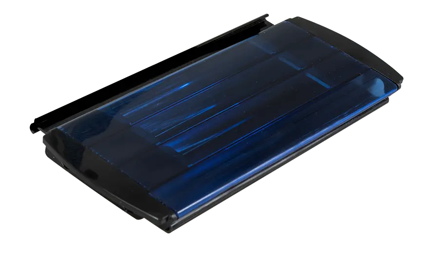 Aquadeck polycarbonaat solar lamel Cobalt met blauw getinte bovenzijde en eindkap