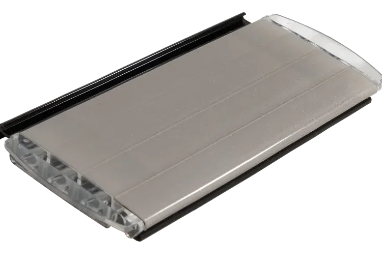Aquadeck polycarbonaat solar lamel Platinum met lichtgrijs getinte bovenzijde en eindkap