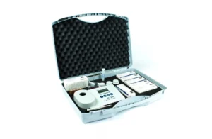 Lovibond MD200 3 in 1 fotometer in geopende koffer met cuvetten en reagenstabletten